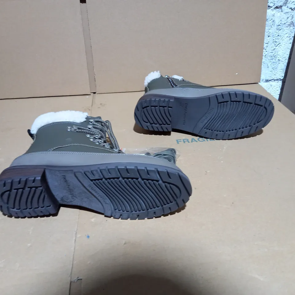 EMU AUSTRALIA OKAB DARK OLIVE BOOT SIZE 5 