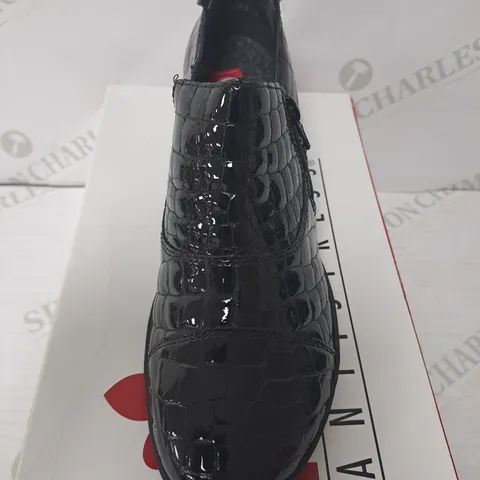 RIEKER BOXED CROCODILE SHORT HEEL BLACK SHOE SIZR 5