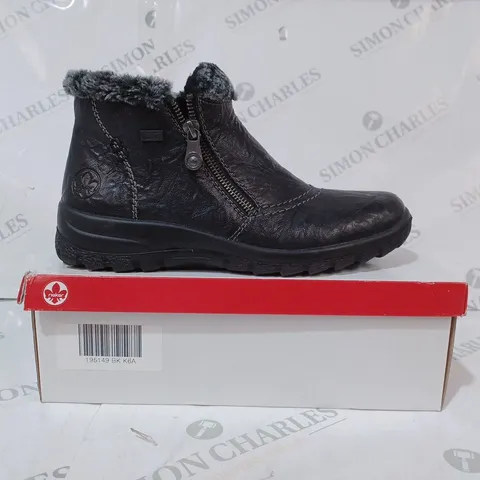 BOXED PAIR OF RIEKER ANKLE BOOTS WITH FUR CUFF, BLACK - SIZE 6.5