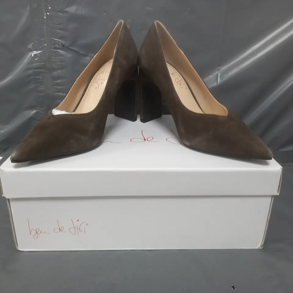 BOXED PAIR OF BEN DE LISI COURT SHOES IN CHOCOLATE SIZE 4