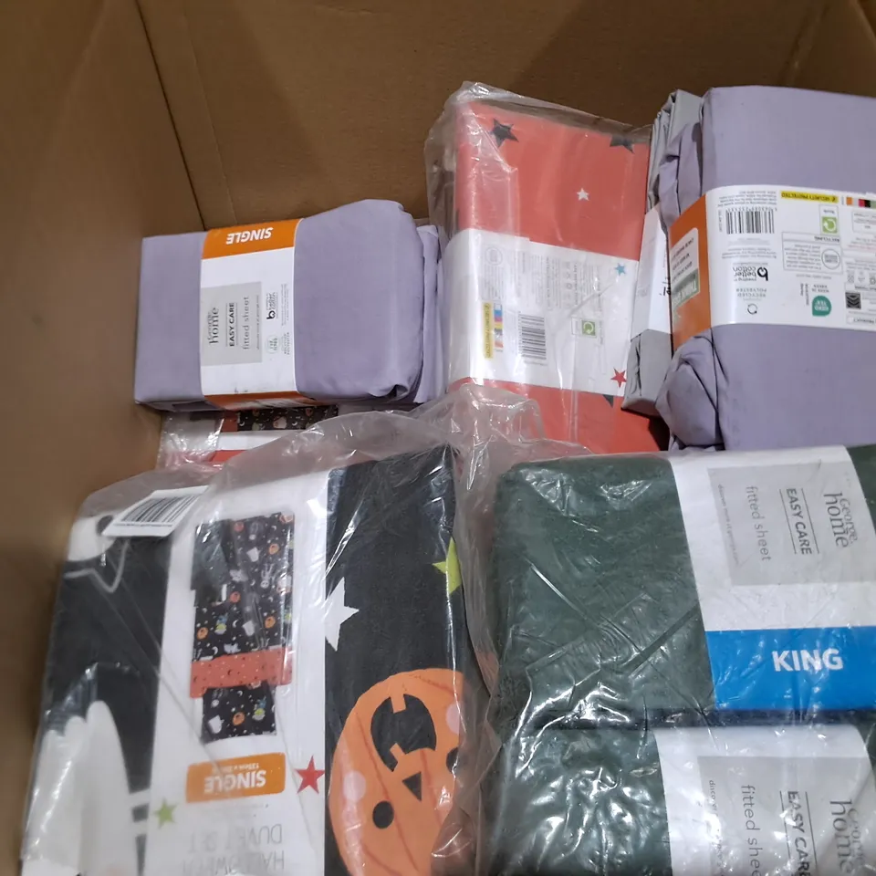 BOX OF APPROXIMATELY 12 ASSORTED BEDDING & SOFT FABRICS ITEMS TO INCLUDE - DUVET SET - PILLOW CASES ETC