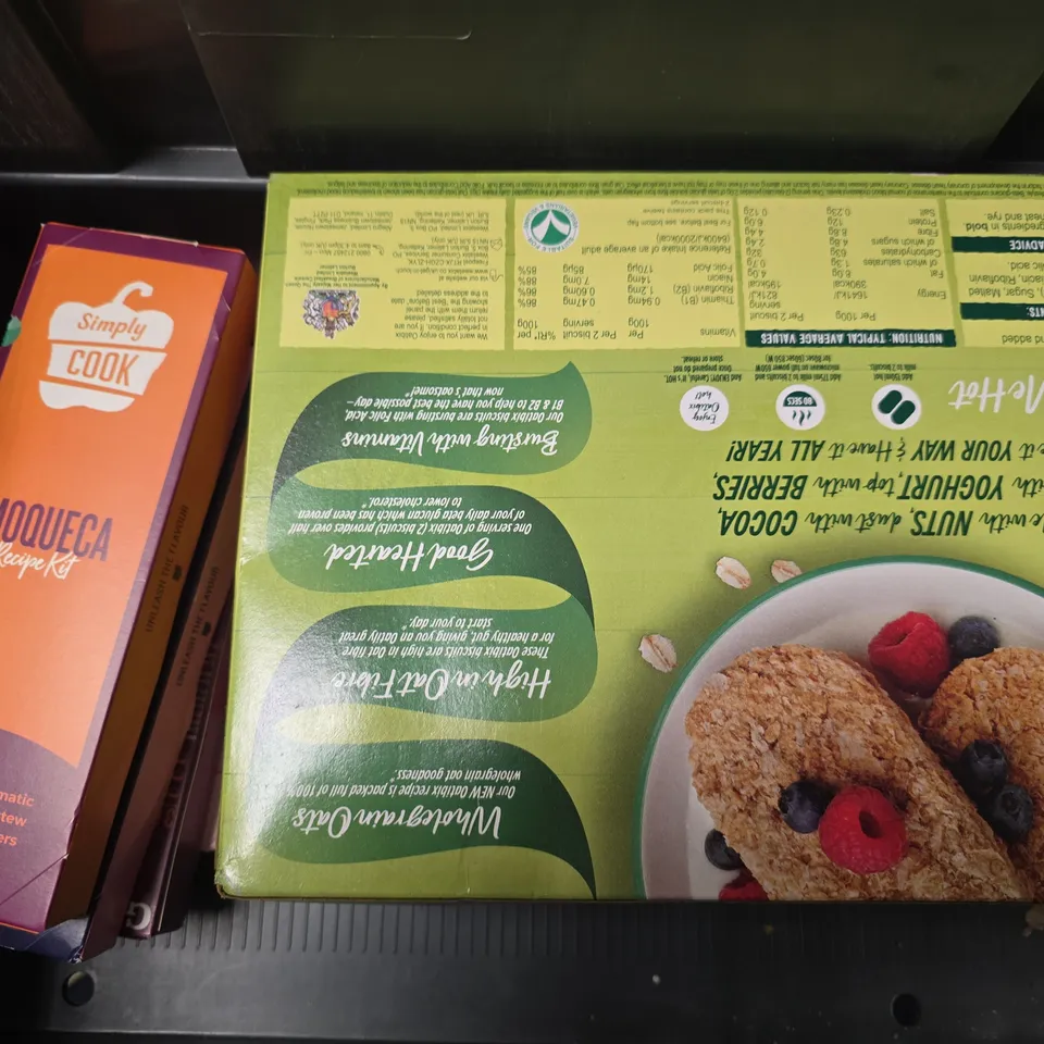 APPROXIMATELY 6 ASSORTED FOOD ITEMS TO INCLUDE - GRIND HOUSE BLEND,  WEETABIX OATIBIX , SIMPLY COOK STROGANOFF ETC