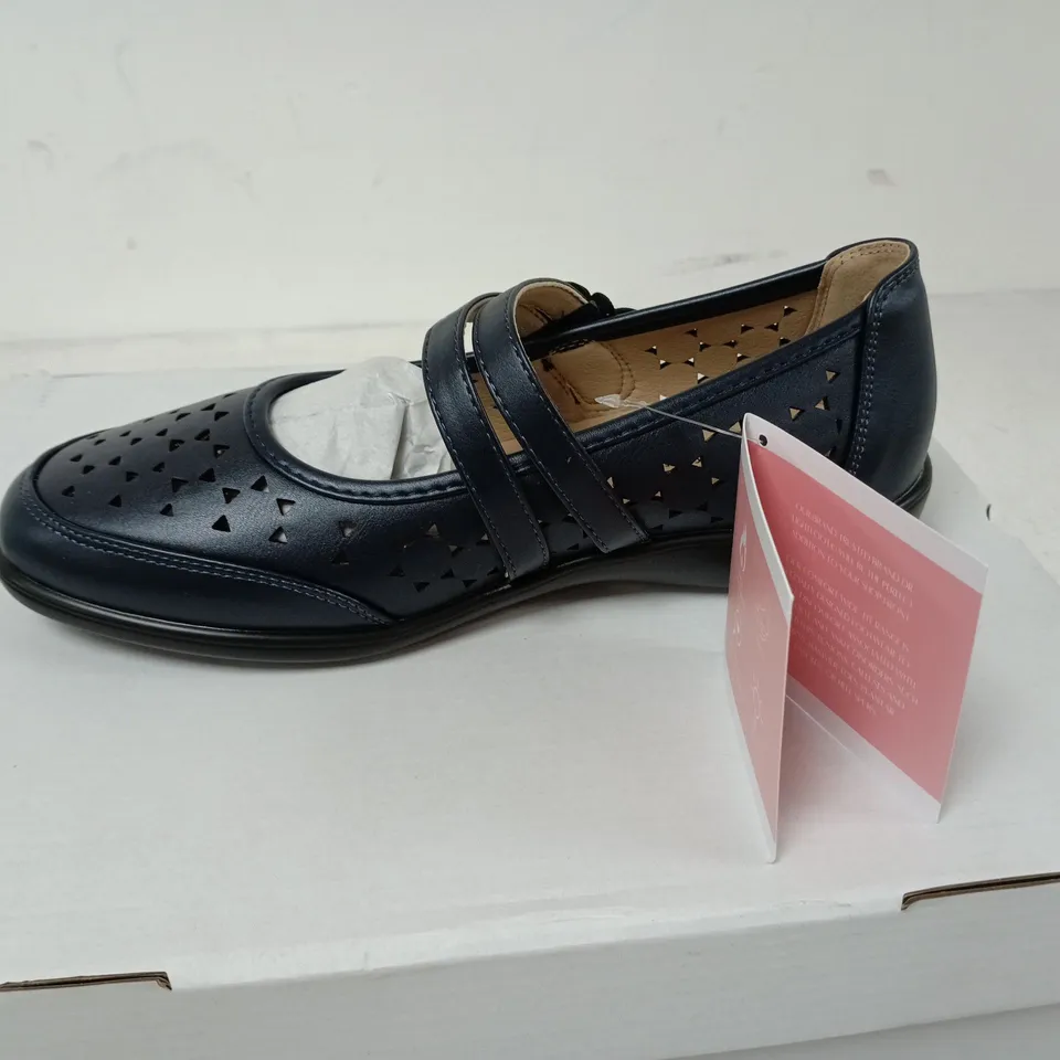 PAIR OF DR LIGHTFOOT BLUE STRAPPY SHOES - 6