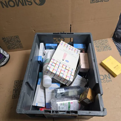 TOTE OF APPROXIMATELY 20 ASSORTED COSMETICS TO INCLUDE: HONEY HAIR SYRUP 