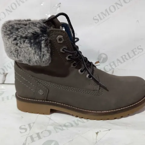 BOXED PAIR OF WRANGLER FAUX FUR LINED BOOTS IN STONE COLOUR UK SIZE 6
