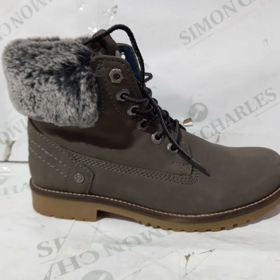 BOXED PAIR OF WRANGLER FAUX FUR LINED BOOTS IN STONE COLOUR UK SIZE 6