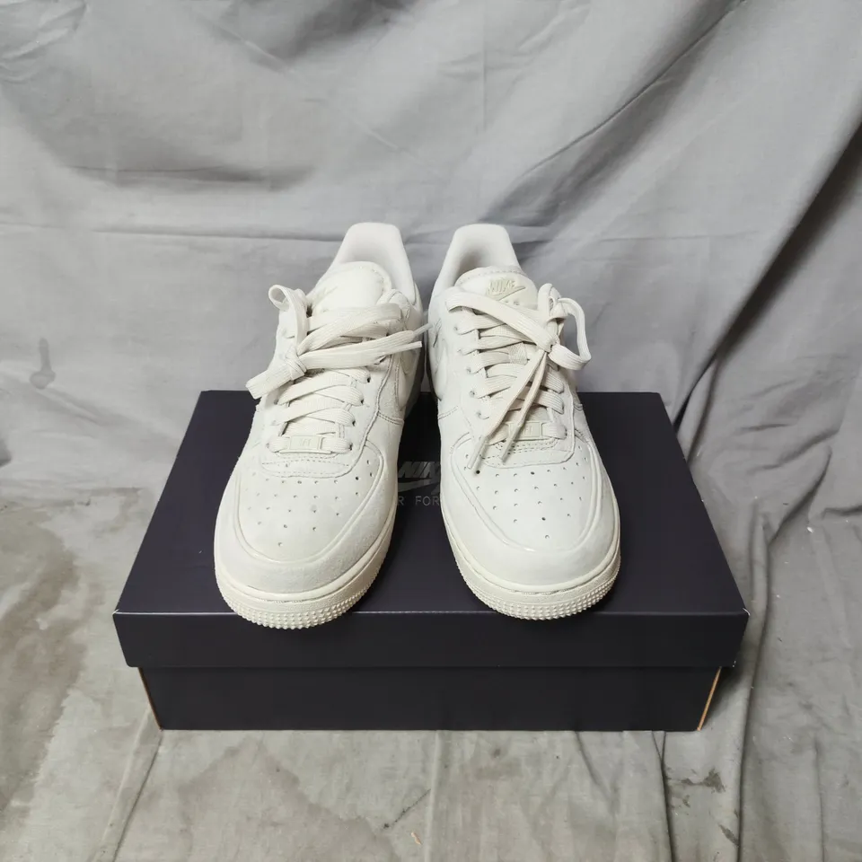 BOXED PAIR OF NIKE WOMENS AIR FORCE 1 07 TRAINERS IN LIGHT BONE - UK 5.5