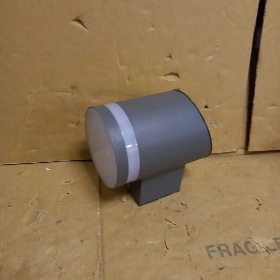 TRURO SOLAR WALL LIGHT