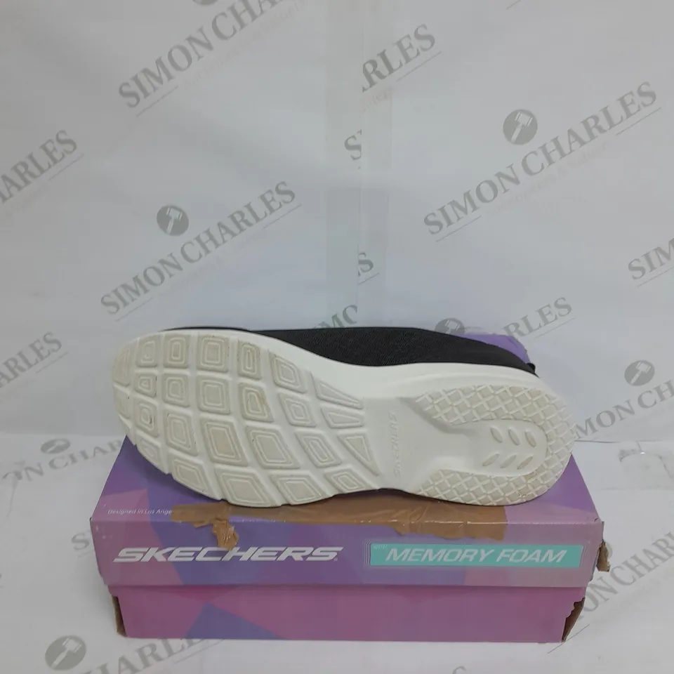 SKECHERS DYNAMIGHT 2.0 BUNGEE TRAINER IN BLACK - UK 4.5