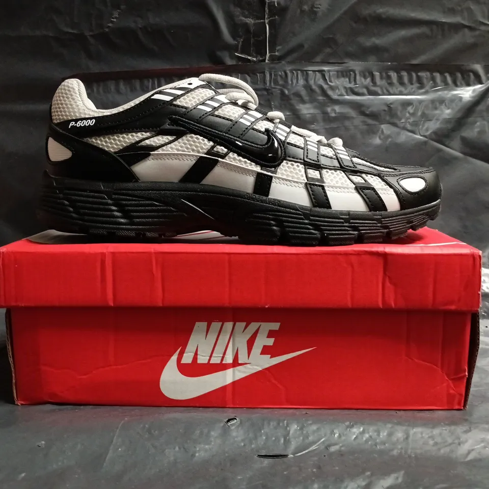 BOXED PAIR OF NIKE P-6000 TRAINERS IN SHADOW GREY/BLACK SIZE UK 10
