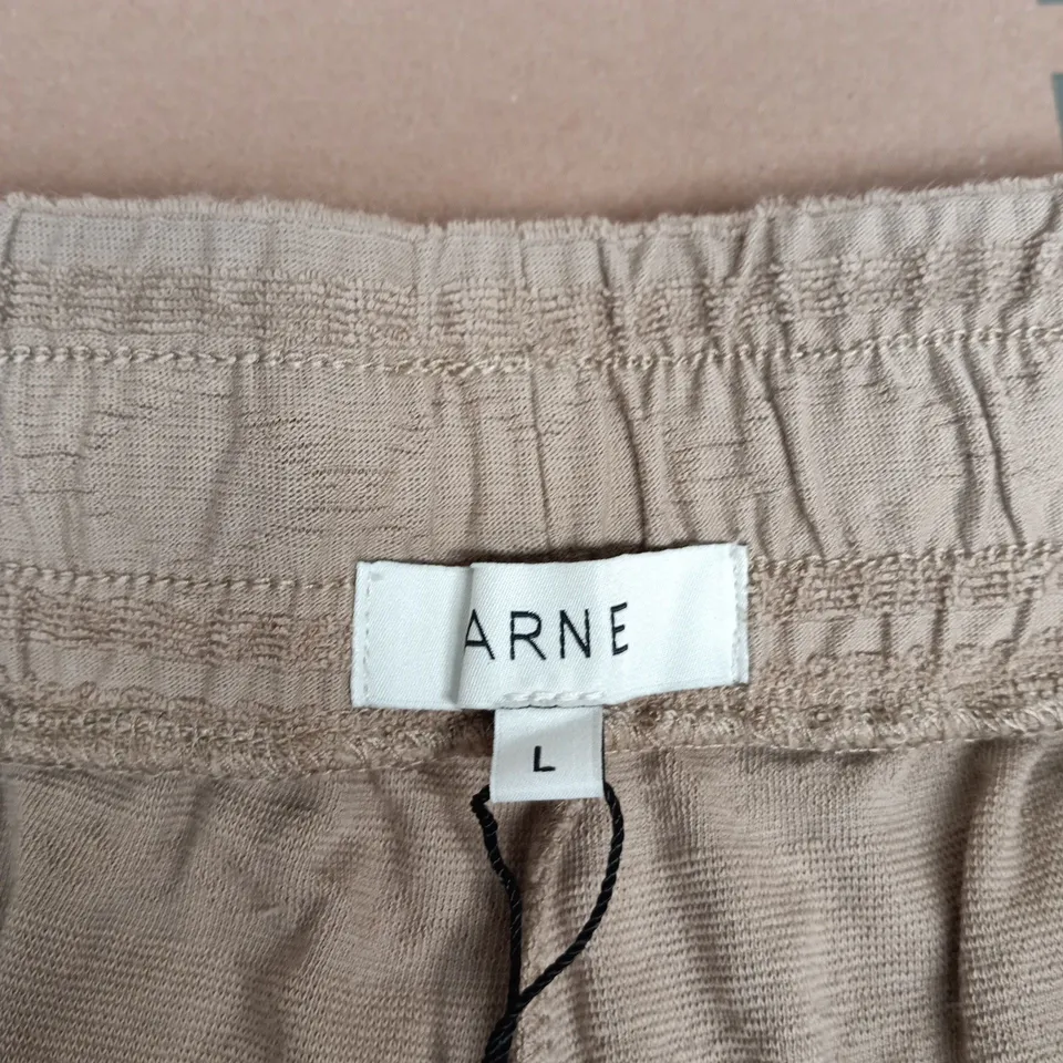 ARNE AZTEC 2.0 SHORT IN STONE – SIZE L