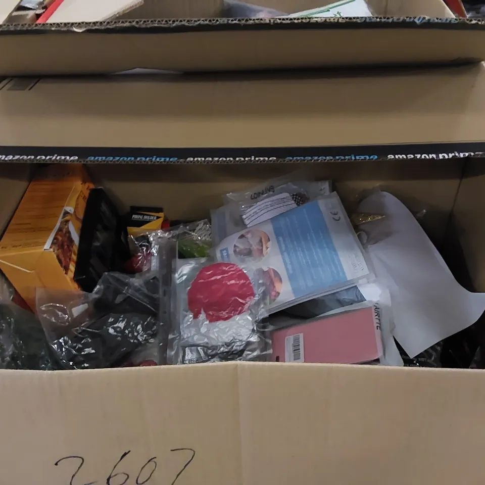 PALLET TO CONTAIN ASSORTED HOUSEHOLD ITEMS AND CONSUMER PRODUCTS. INCLUDING LUNCH BOXES, TOYS, COSTUME, AIR FRYER ACCESSORIES ETC