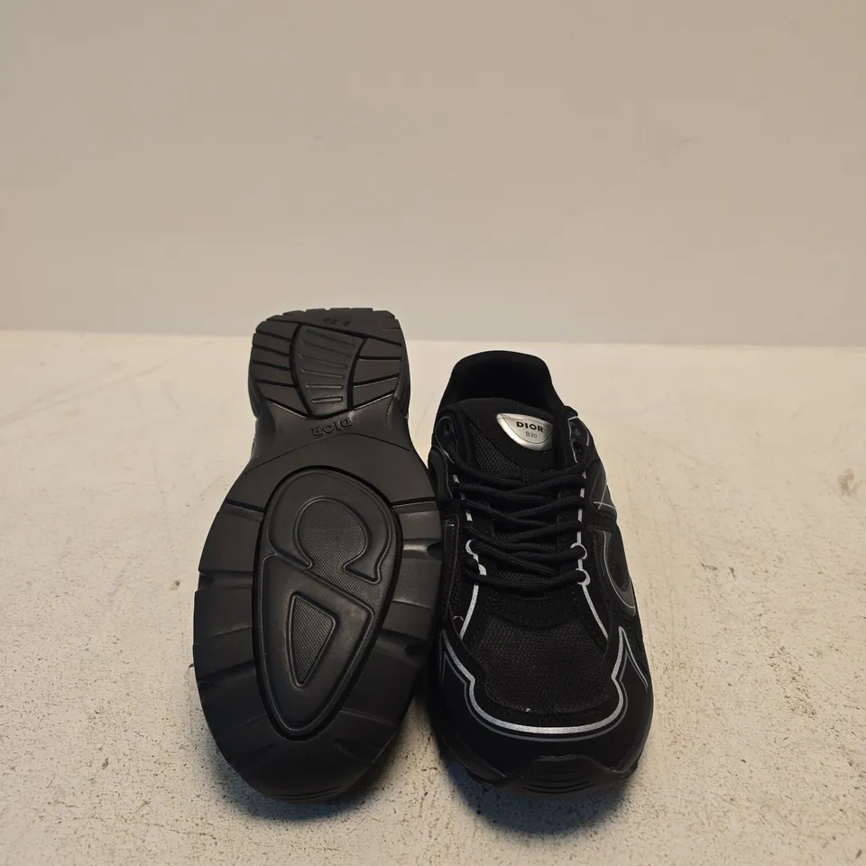 DIOR BLACK RUNNER SNEAKER – WOMEN'S, WHITE PIPING
