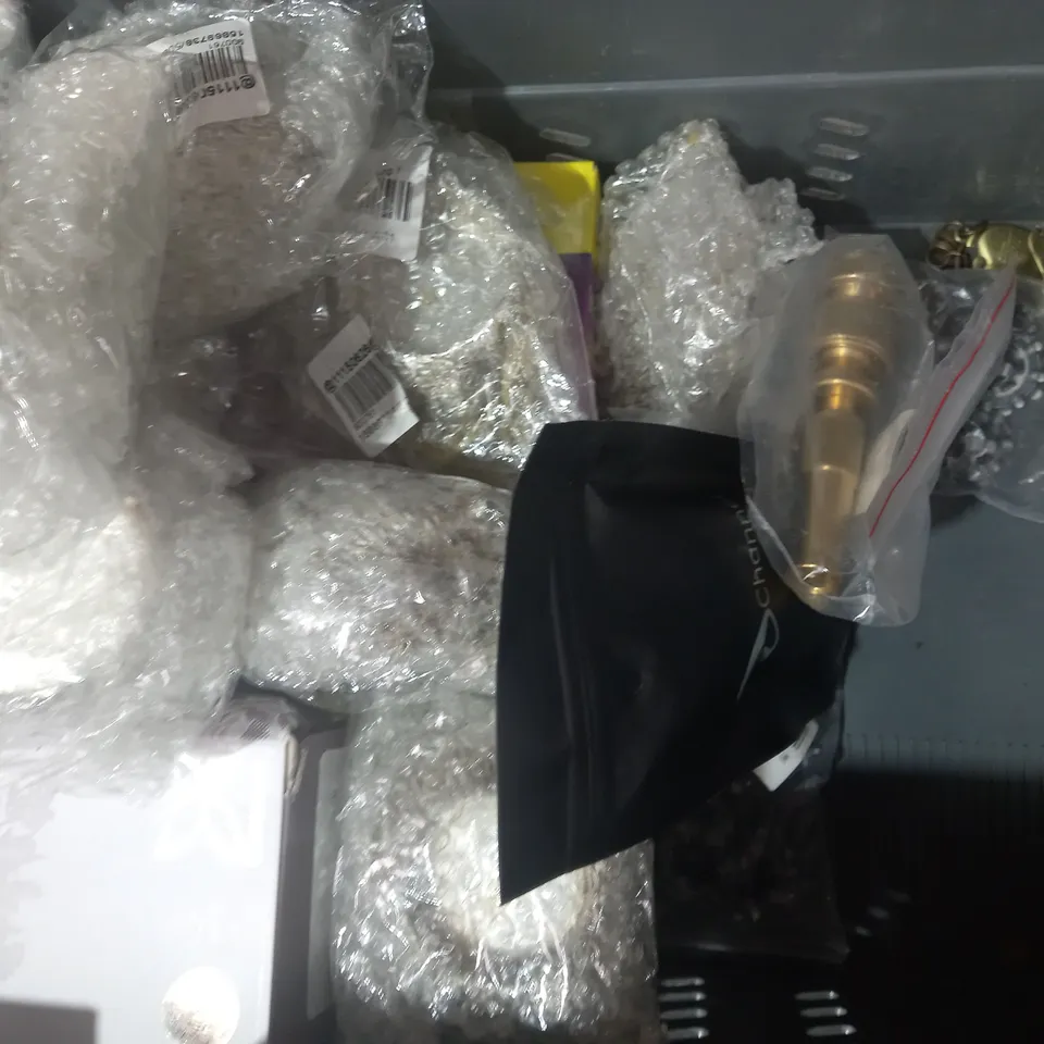 LOT OF APPROXIMATELY 10 ASSORTED HOUSEHOLD ITEMS TO INCLUDE BONEMEAL SLOW RELEASE FERTILISER, POT ME POTTING SOIL, SUPPORT 4K 4-IN-1 TYPE-C ADAPTER, ETC