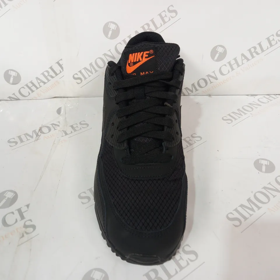 BOXED PAIR OF NIKE AIR MAX SHOES IN BLACK/ORANGE UK SIZE 8