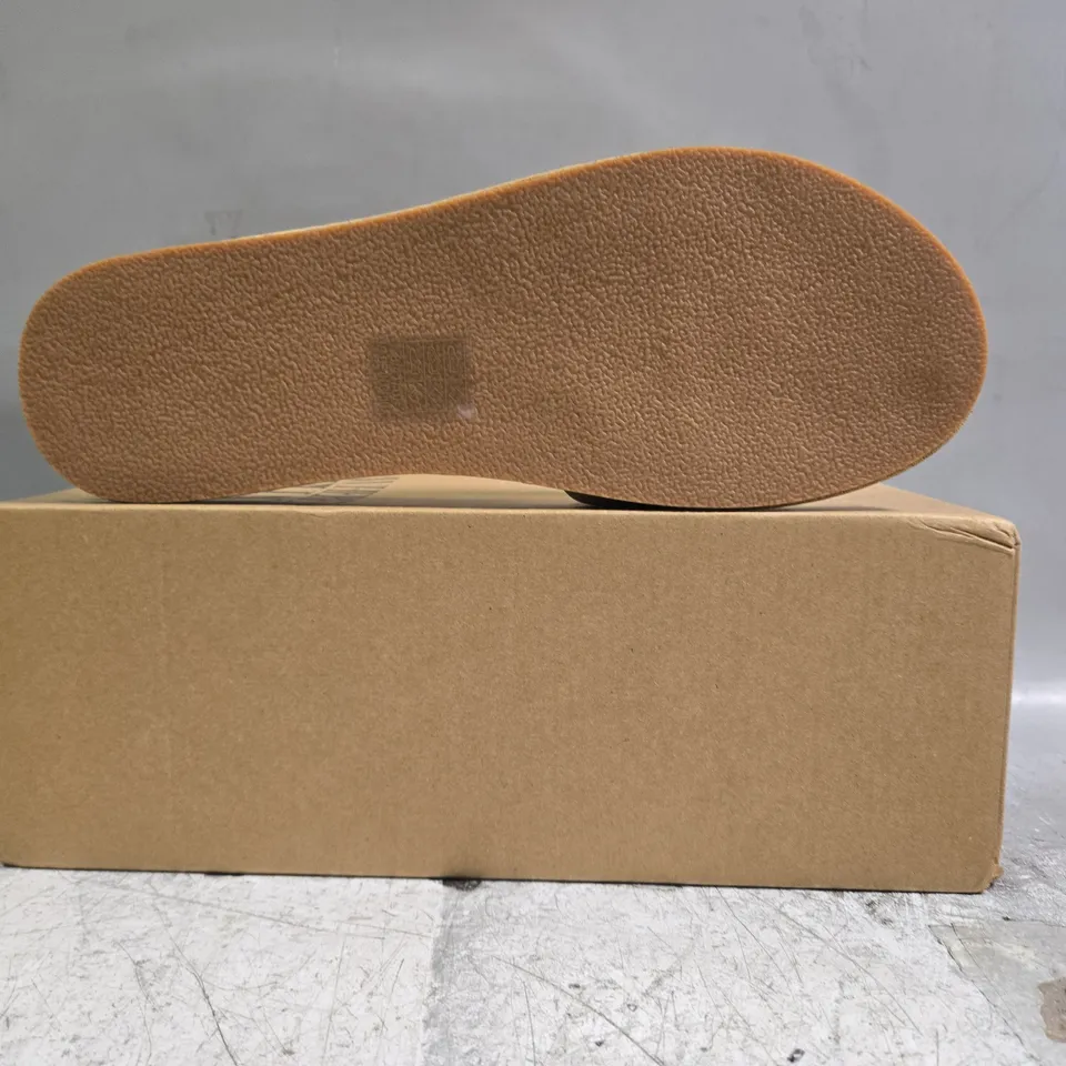 BOXED PAIR OF WHERE'S THAT FROM OPEN TOE FLIP FLOPS IN CREAM SIZE UK 8