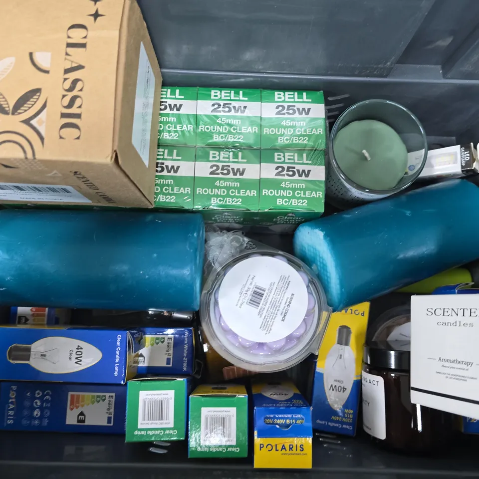 APPROXIMATELY 12 ASSORTED HOUSEHOLD ITEMS TO INCLUDE SCENTED CANDLES, LIGHTBULBS, WAX MELTS, ETC