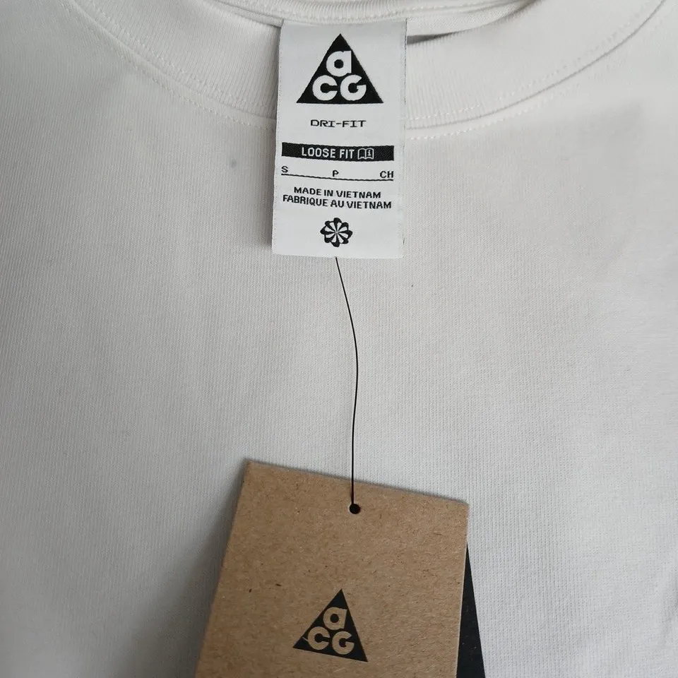 NIKE ACG DRI-FIT WHITE T-SHIRT – LOOSE FIT – SIZE S