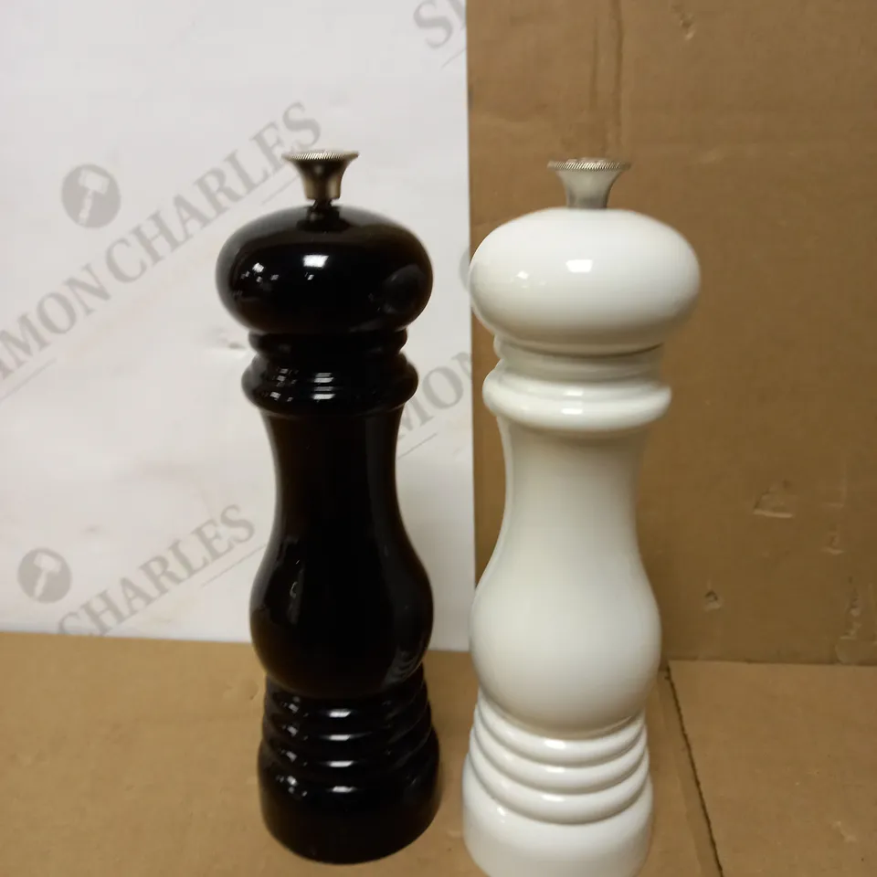 LE CREUSET CLASSIC ADJUSTABLE SALT & PEPPER MILL SET RRP £50