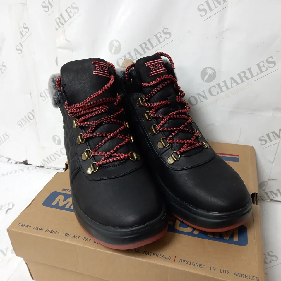 BOXED PAIR OF SKECHERS BOBS SKIPPER WAVE DIAMOND QUILTS BOOTS IN BLACK SIZE 6