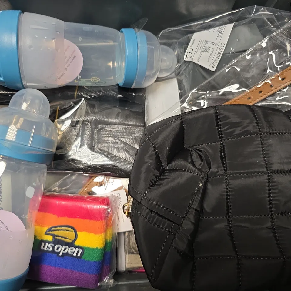 APPROXIMATELY 10 ASSORTED HOUSEHOLD ITEMS TO INCLUDE BABY BOTTLES, COSMETIC BAG, TOWELS, ETC