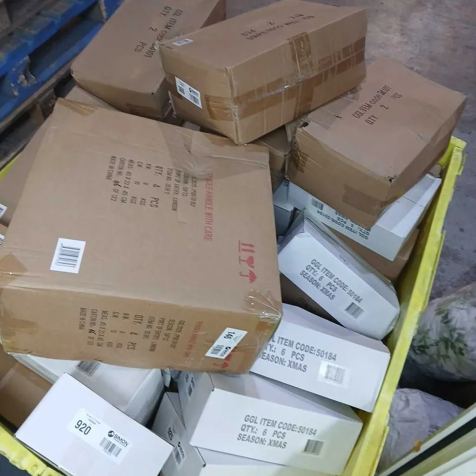 PALLET OF APPROXIMATELY 60 ASSORTED ITEMS TO INCLUDE GISELA GRAHAM BAUBLES, HANGING CHRISTMAS ORNAMENTS, CLEAR GLASS PINE CANDLE HOLDERS, ETC - COLLECTION ONLY