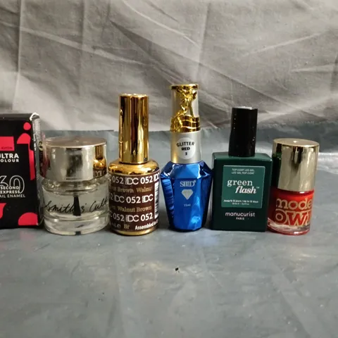 APPROXIMATELY 40 BOTTLES OF NAIL VARNISH TO INCLUDE MODELS OWN, AVON AND MANICURIST