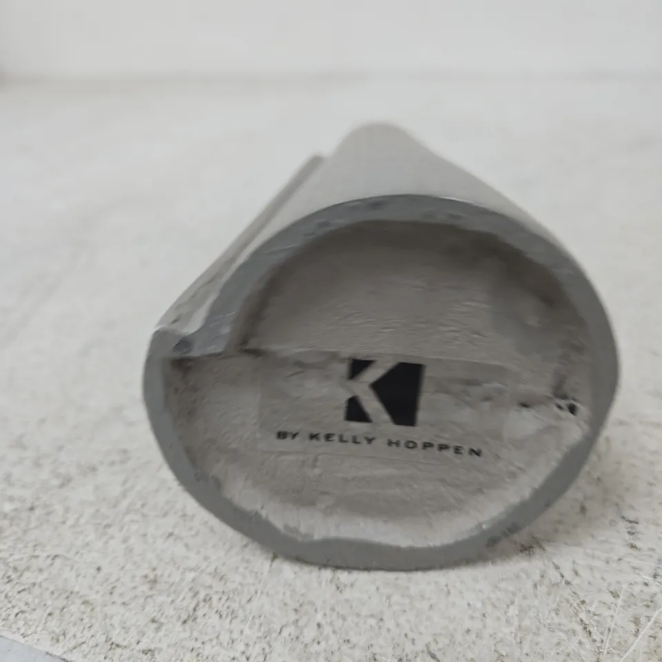 KELLY HOPPEN DECORATIVE CERAMIC VASE GREY RIBBED FINISH, SIGNED ON BASE BY KELLY HOPPEN