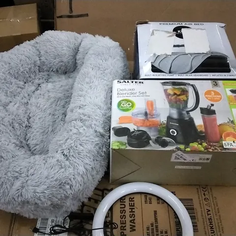 PALLET OF ASSORTED ITEMS INCLUDING A RING LIGHT , PET BED , BLENDER SET , PREMIUM AIR BED