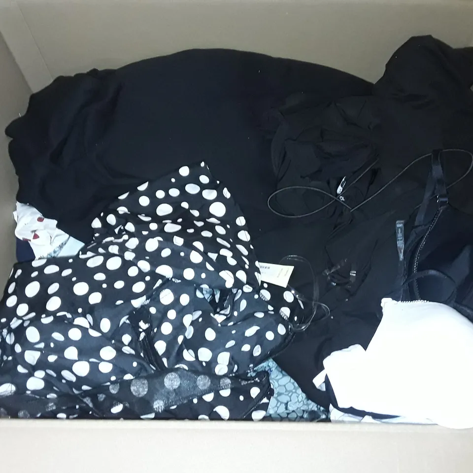 LARGE QUANTITY OF ASSORTED CLOTHING ITEMS TO INCLUDE MISSGUIDED, BOOHOO AND JDY