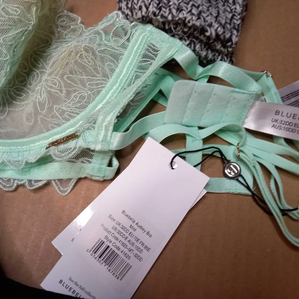 LOT OF APPROX. 15 ASSORTED CLOTHING ACCESSORIES  IN VARYING SIZES/COLOURS/STYLES TO INCLUDE: BRA'S, SOCKS, HATS