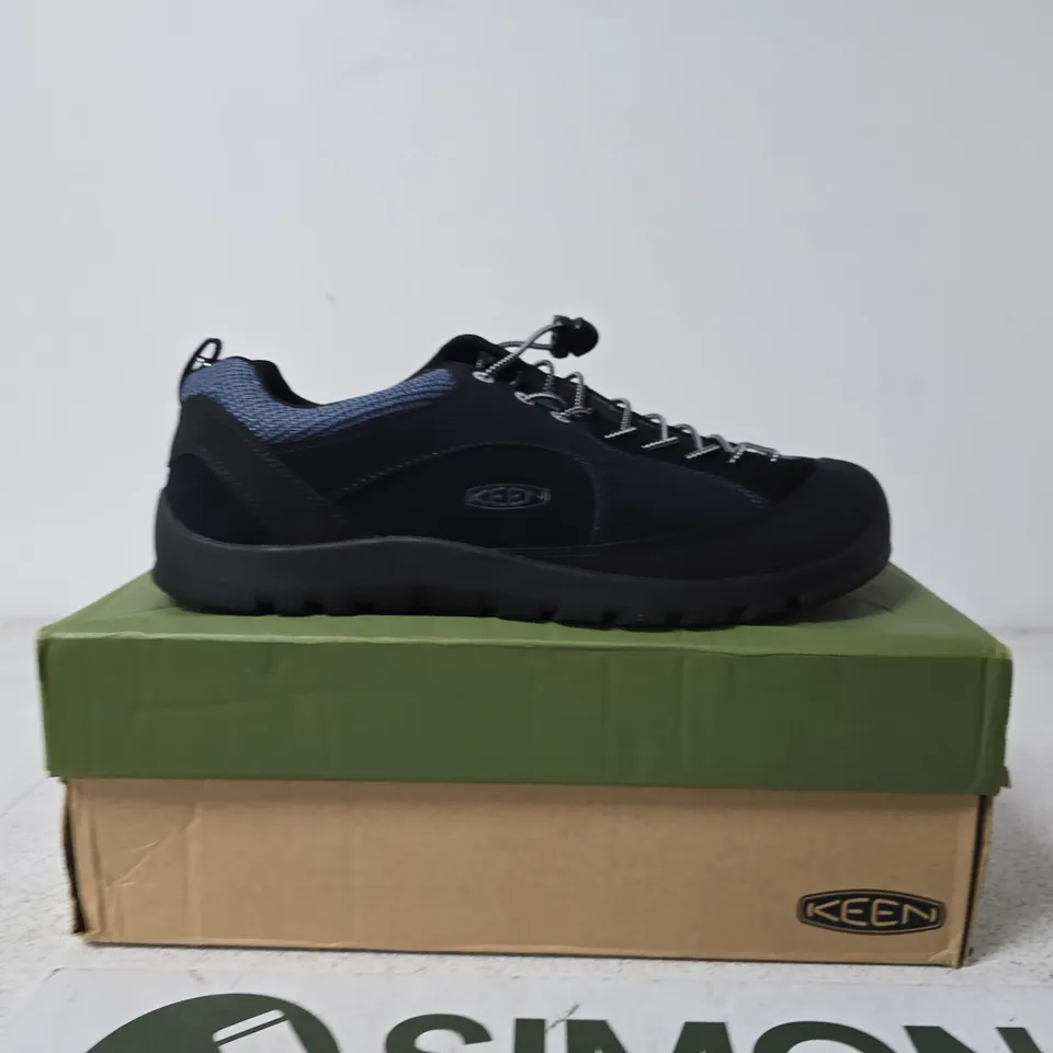 BOXED PAIR OF KEEN HIKING SHOES –SIZE 11
