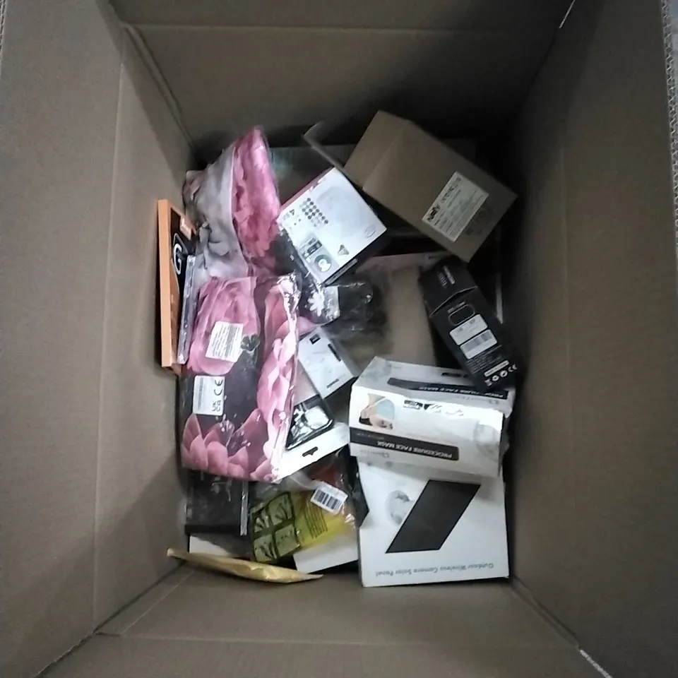 BOX TO CONTAIN LARGE AMOUNT OF MIXED ELECTRICAL ITEMS, ACCESSORIES ETC