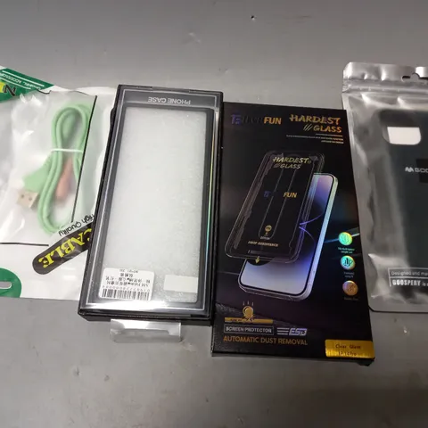 APPROXIMATELY 30 ASSORTED SMARTPHONE ACCESSORIES TO INCLUDE SCREEN PROTECTORS, CHARGING CABLES, PROTECTIVE CASES ETC