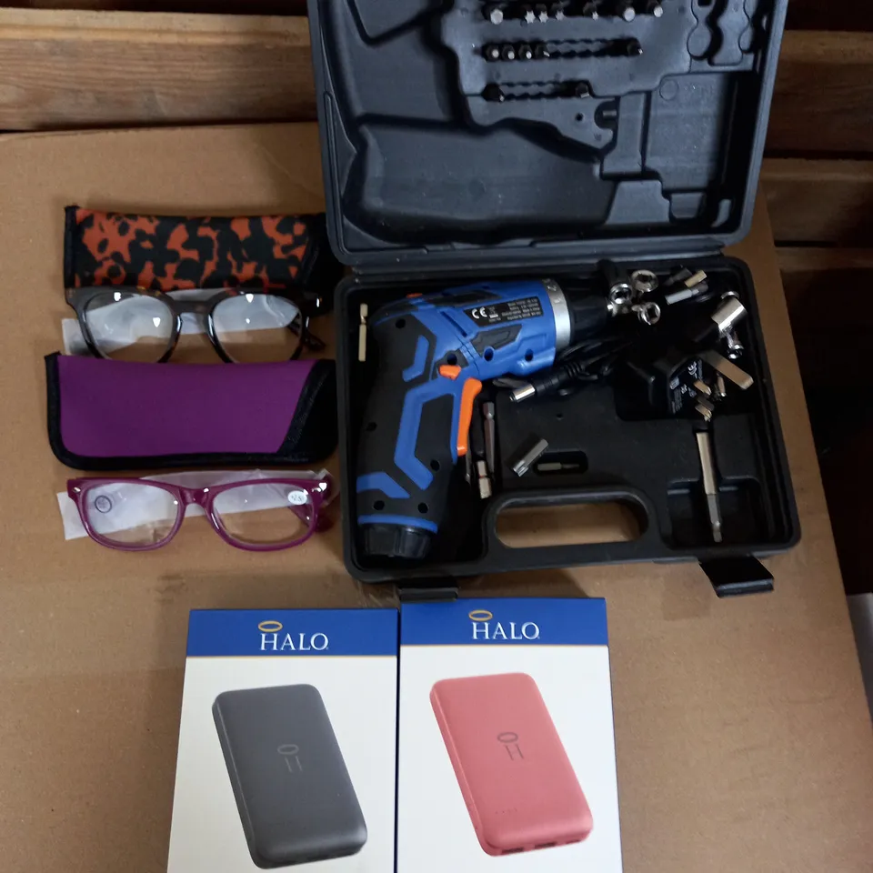 APPROXIMATELY 20 ASSORTED HOUSE HOLD ITEMS TO INCLUDE CHARGING DOCKS, READING GLASSES AND AN ELECTRIC SCREWEDRIVER / COLLECTION ONLY