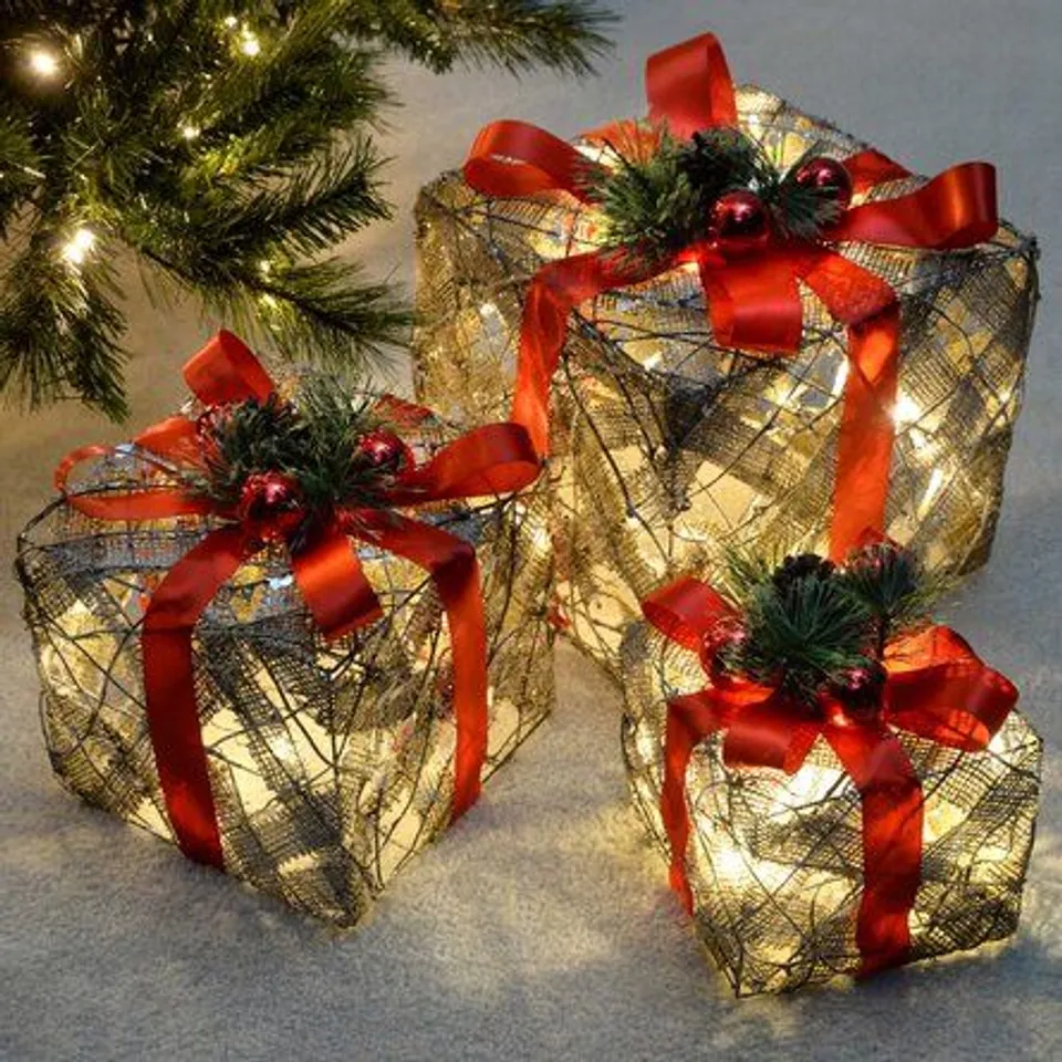 BOXED PRE-LIT SISAL AND RATTAN WARM WHITE LED PRESENT 