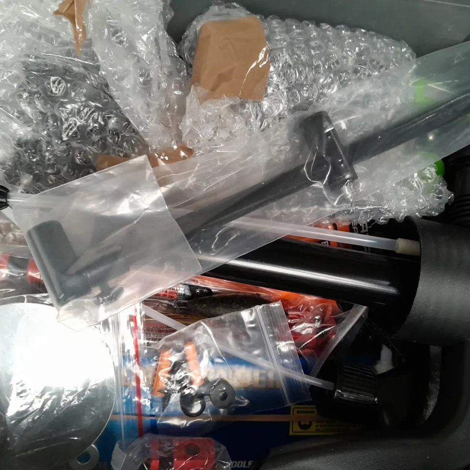 APPROXIMATELY 10 ASSORTED HOUSEHOLD ITEMS TO INCLUDE FOOD THERMOMETER, HOSE NOZZLE, ETC