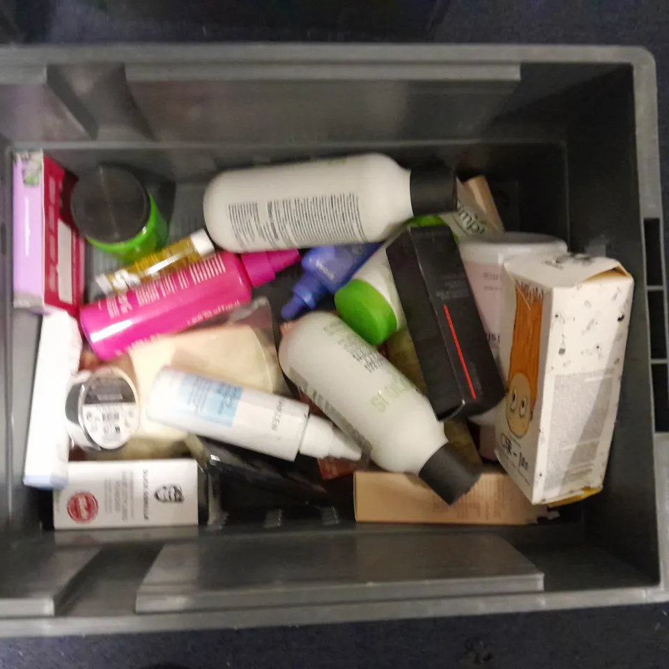 APPROXIMATELY 20 ASSORTED HEALTH & BEAUTY ITEMS TO INCLUDE - MANSCAPED CROP SOOTHER, SENSODYNE TOOTHPASTE AND AVEENO SKIN RELIEF BODY OIL