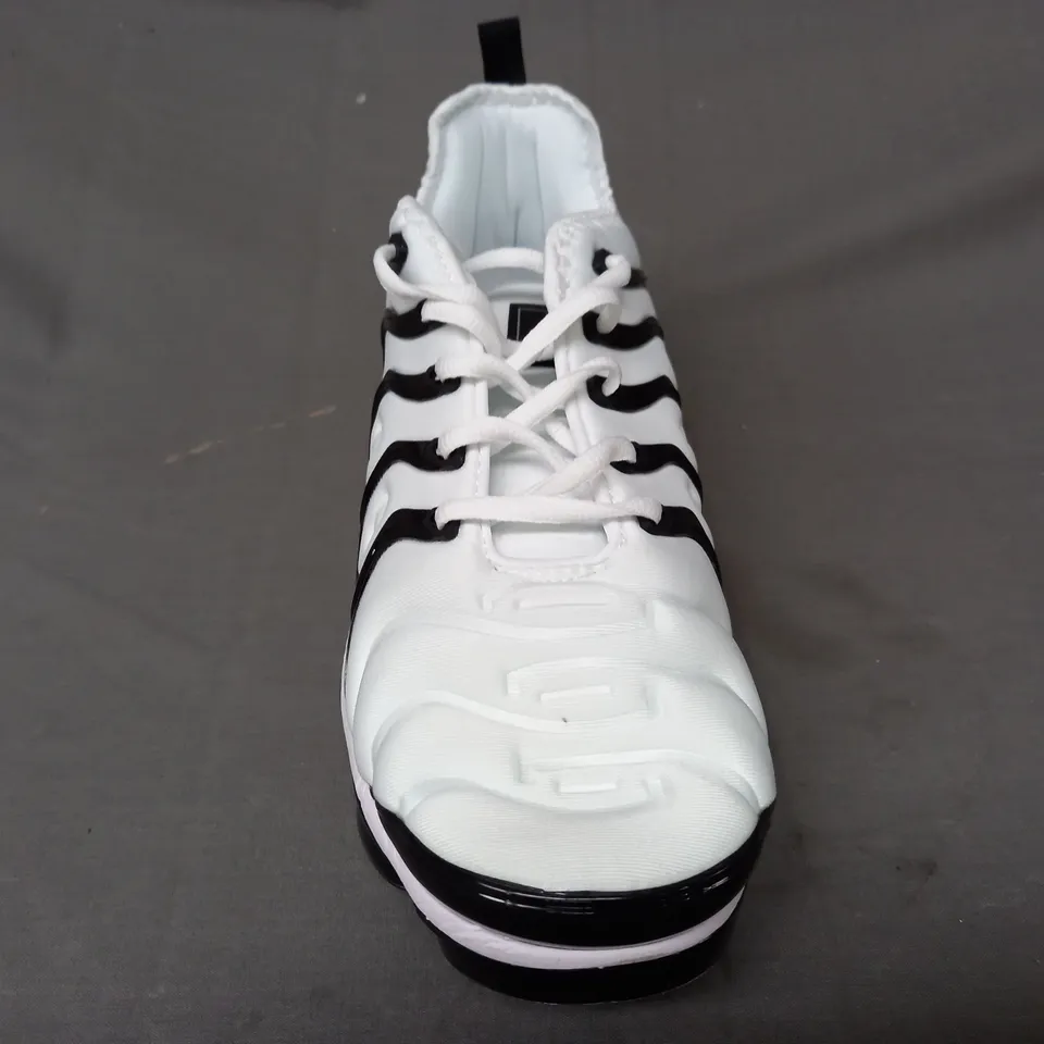BOXED PAIR OF NIKE AIR MAX PLUS SHOES IN WHITE/BLACK UK SIZE 10