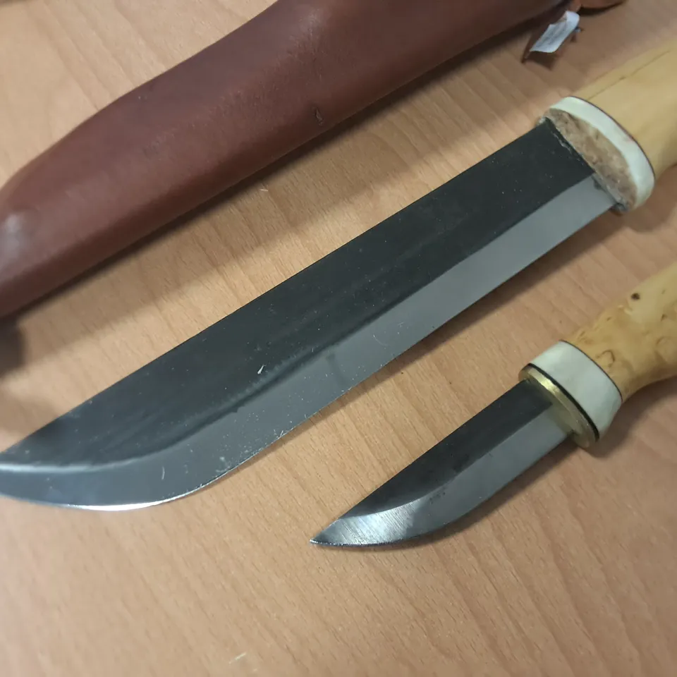 PAIR OF WOODEN HANDLED BUSHCRAFT KNIFES INCLUDES 8" & 3" IN LEATHER SHEATH