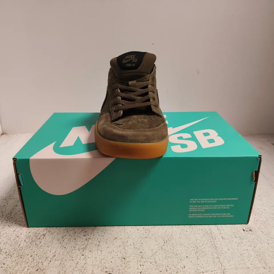 BOXED PAIR OF NIKE SB FORCE 58 TRAINERS IN OLIVE/BLACK SIZE UK 8