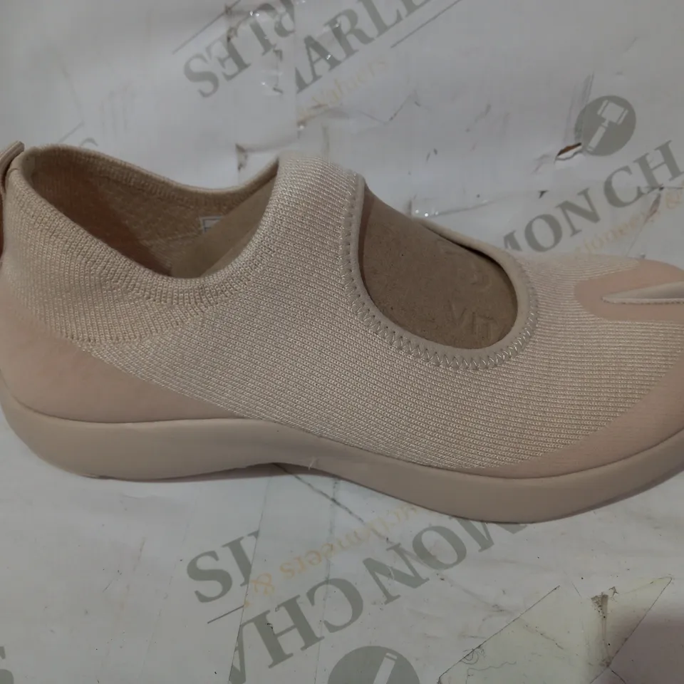 BOXED PAIR OF TABI SANDALS IN OFF-WHITE UK SIZE 7