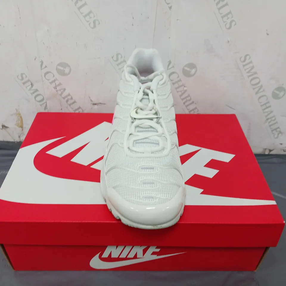 BOXED PAIR OF WOMENS NIKE AIR MAX PLUS TRAINERS SIZE 8