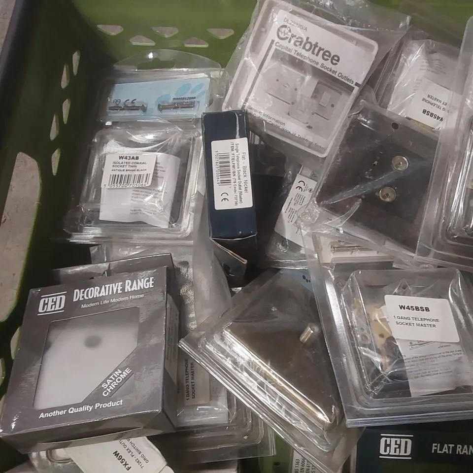 LOT CONTAINING A VERY LARGE QUANTITY OF ASSORTED LIGHT SWITCHES ECT