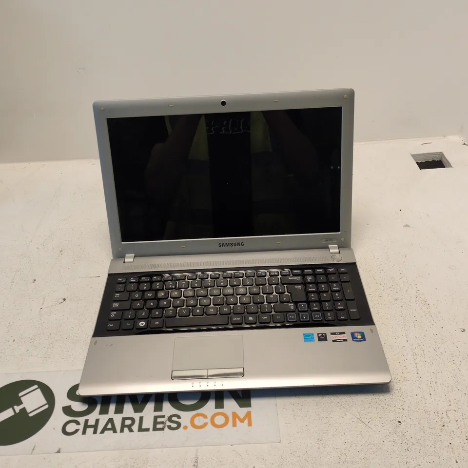SAMSUNG RV415/RV515 LAPTOP – SILVER (UK) – MISSING BATTERY, KEY & TOUCHPAD