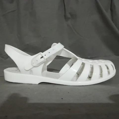 APPROXIMATELY 10 PAIRS OF LINZI FLAT JELLY SANDALS IN VARIOUS SIZES TO INCLUDE SIZE 5