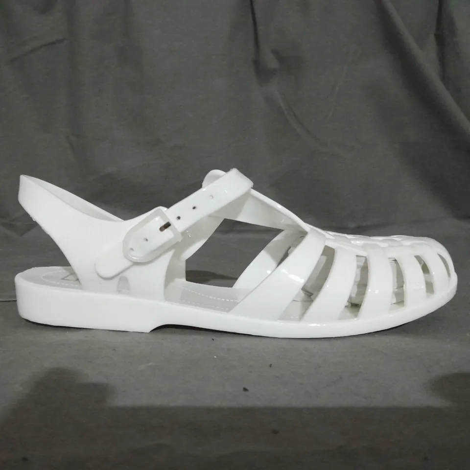 APPROXIMATELY 10 PAIRS OF LINZI FLAT JELLY SANDALS IN VARIOUS SIZES TO INCLUDE SIZE 5