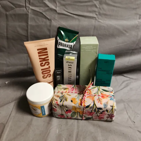 APPROXIMATEY 20 ASSORTED HEALTH AND BEAUTY PRODUCTS TO INCLUDE - SOLSKIN TANNING MOISTURISER - CELIMAX BHA BODY MIST - AKT DEODORANT BALM - ETC