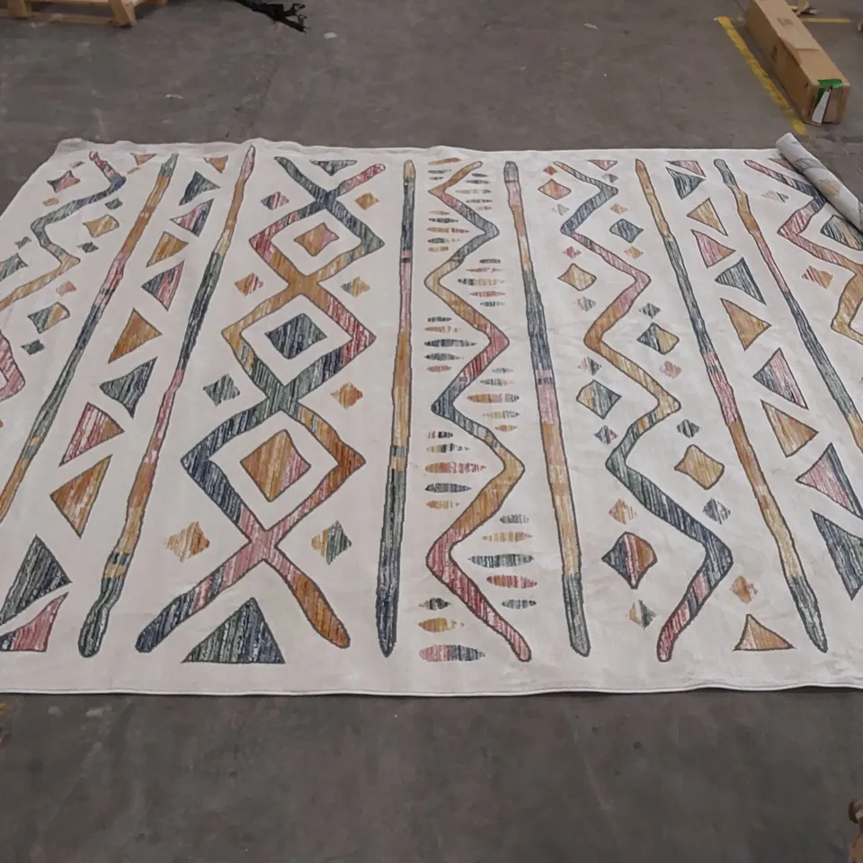 RHIANNON SKANDI GEOMETRIC PATTERN RUG // SIZE: 300 X 400cm