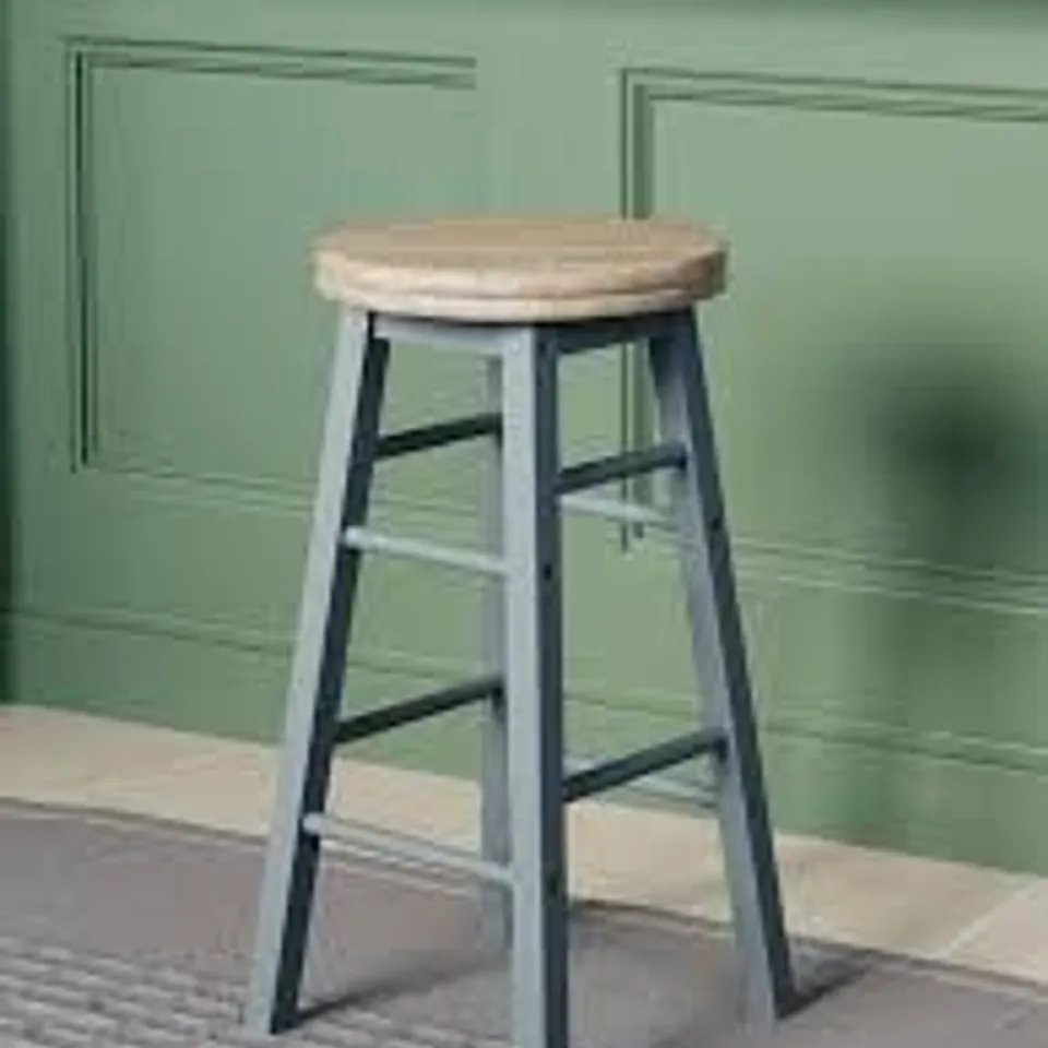 BOXED CHEF VIDA WOODEN REVOLVING BAR STOOL